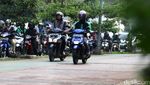 Foto : Malu! Ojek Online Ini Terobos Trotoar