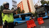 Petugas kepolisian serta petugas dari Dinas Perhubungan melakukan uji coba pengalihan arus lalu lintas di kawasan Matraman, Jakarta, Jumat (21/07/2017).