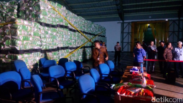 Pabrik di Bekasi Digerebek, 1.161 Ton Beras Disita Pabrik di Bekasi Digerebek, 1.161 Ton Beras Disita