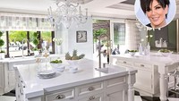 Punya keluarga besar memicu Kris Jenner membuat dapur luas. Warnanya serba putih dan terkesan modern karena menggunakan lantai bermotif catur. (Foto: People)