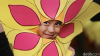 Ekpresi anak kecil dengan kostum bunga matahari sebelum pembukaan pameran.
