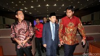 Setya Novanto berbincang dengan Maruarar Sirait.