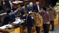 Sejumlah anggota DPR menyalami pemimpin sidang paripurna.