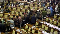 Dalam paripurna ini Fraksi Gerindra, Demokrat, PAN dan PKS memilih walk out. 