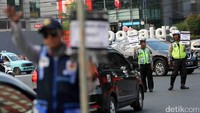 Pengalihan arus ini untuk mengurai kemacetan akibat adanya proyek underpass Matraman-Salemba.