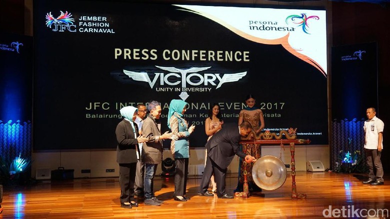 Foto: Peresmian Jember Fashion Carnival (JFC) oleh Menteri Pariwisata Arief Yahya (Ahmad Masaul/detikTravel) Foto: Peresmian Jember Fashion Carnival (JFC) oleh Menteri Pariwisata Arief Yahya (Ahmad Masaul/detikTravel)