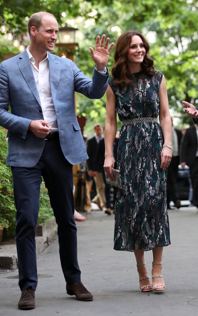 Kate Middleton tampil anggun berbalut gaun sleeveles dengan print rancangan desainer Markus Lupfer. Kate memilih tampil glamour dan memaksimalkan aksesori mulai dari anting berlian, hingga sabuk metal di pinggangnya. Penampilan ini disempurnakan dengan sepatu hak tinggi dari Prada.