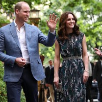 Kate Middleton tampil anggun berbalut gaun sleeveles dengan print rancangan desainer Markus Lupfer. Kate memilih tampil glamour dan memaksimalkan aksesori mulai dari anting berlian, hingga sabuk metal di pinggangnya. Penampilan ini disempurnakan dengan sepatu hak tinggi dari Prada.