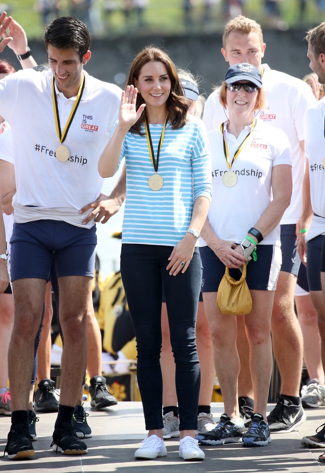 Tak hanya berbalut gaun dan coatdress, Kate Middleton mengeluarkan sisi kasualnya saat di Jerman. Ia mengganti gaun Jenny Packham dengan kaos motif garis Breton dan skinny jeans. Ibu dari Pangeran George dan Putri Charlotte itu memakai sneakers berlabel Superga kali ini.