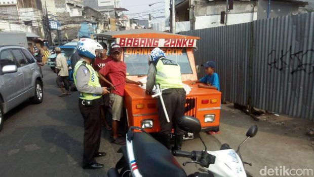  Polisi menilang sopir mobil odong-odong di Jl Jatinegara Barat, Jakarta Timur, Jumat (21/7/2017)