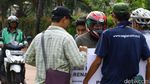 Foto : Pahlawan Trotoar Hadang Pemotor Bandel