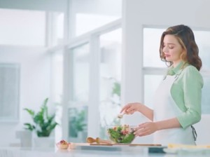 Keren! Miranda Kerr Ikut Promosikan Bubuk Miso Organik di Jepang