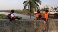 Sungai Banjir Kanal Barat (BKB) terlihat membelah Jakarta di Tanah Abang, Jakarta Pusat, Jumat (21/7/2017).