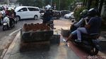 Foto : Pahlawan Trotoar Hadang Pemotor Bandel