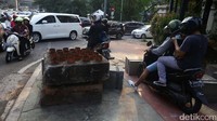 Meski telah dipersempit, pemotor tetap nekat masuk trotoar.