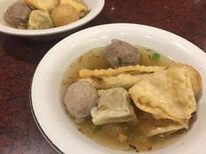 Bakso Malang Enggal: Slurpp! Gurih Segar Bakso Malang Penghangat Badan