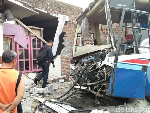Bus Pelita Indah tabrak rumah warga di Jombang/