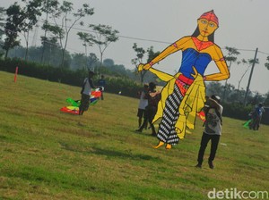 Puluhan Layang-layang Raksasa Hiasi Langit Kediri