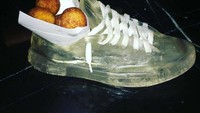 Gelatin dibentuk begitu mirip sepatu. Kemudian wadah berwarna bening ini jadi tempat taruh gorengan. (Foto: Istimewa)