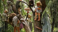 Terdapat ratusan boneka di Isla de Las munecas, Meksiko ini. Gunanya untuk menenangkan hantu gadis kecil yang pernah tenggelam dan tewas di dekat pulaunya. Sampai sekarang masyarakat mengaku sering melihat anak kecil bermain boneka di pulau ini, dan juga sering mendengar bisikan aneh dari boneka-boneka yang digantung (Iromepin/ BBC)