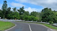 Jalan yang dilewati banyak diisi oleh lahan kosong. 