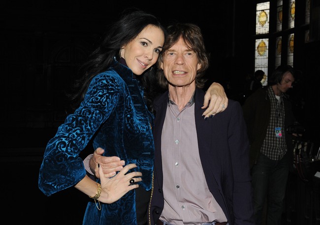 LWren Scott, desainer fashion dan kekasih Mick Jagger ini meninggal di usia 49 tahun. LWren bunuh diri dengan cara gantung diri menggunakan scarf pada 2014. Foto: Getty Images