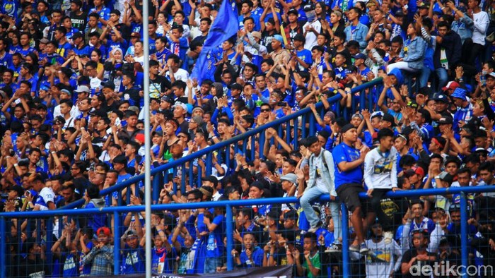 Pendukung Persib atau yang dikenal dengan sebutan Bobotoh sudah memadati Stadion Gelora Bandung Lautan Api (GBLA) untuk menyaksikan laga lanjutan Liga 1 antara Persib melawan Persija, Sabtu (22/7/2017).