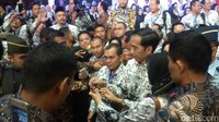 Presiden Jokowi kemudian menyalami para guru. Ribuan guru mengapresiasi Presiden Jokowi yang mengenakan seragam PGRI. Foto: Edzan Raharjo/ detikcom