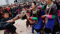 Tahun 2009, beberapa lembaga-lembaga kemanusiaan dan organisasi pelindung satwa sudah angkat suara untuk menentang tradisi ini. Namun, dari pemerintah China belum ada tindakan tegas (Tyrone Siu/ Reuters)