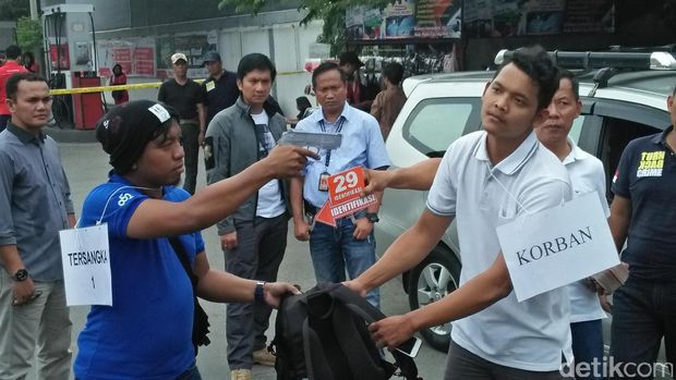 Salah satu adegan perampokan di SPBU Daan Mogot
