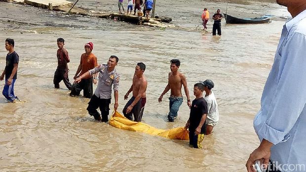 Petugas langsung mengevakuasi jasad ABK tenggelam ke RS