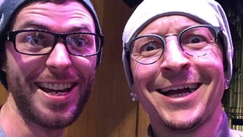Chester pun kerap memposting foto selfie dengan sejumlah teman di media sosialnya. Foto: Chester Bennington