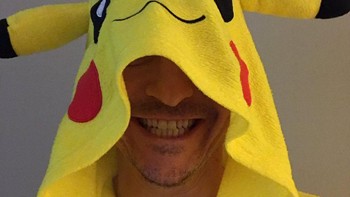 Bahkan ia punya kostum pikachu. Foto: Chester Bennington