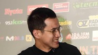 Kekasih Tatjana Saphira itu tampak tampan berkacamata.
