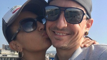 Bersama sang istri, Chester ikutan berburu Pokemon Go. Foto: Chester Bennington
