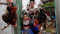 Pengantin nantinya akan menggantungkan ayam atau bebek di tempat yang telah ditentutan. Ayam dan bebek ini nantinya akan diperebutkan para pemuda. Siapa yang berhasil memutuskan kepala hewan itu, dialah yang menang (Tyrone Siu/ Reuters)