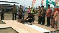Jokowi ditemani Ibu Negara Iriana Widodo saat meletakkan batu pertama museum Muhammadiyah. Iriana tampak mengenakan baju berwarna ungu. Foto: Usman Hadi/ detikcom