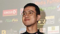 Mereka jadi pasangan yang kerap diganggu makhluk halus.