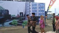 Jokowi dan Iriana Widodo berjalan bersama sebelum peletakkan batu pertama. Foto: Usman Hadi/ detikcom