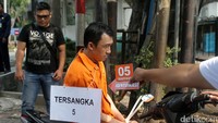 Dalam rekonstruksi ini, wajah pelaku terlihat jelas. Mereka mengenakan baju tahanan dan tanpa dipakaikan penutup wajah.