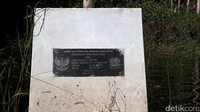Tampak tulisan pada tugunya, Survei dan Penegasan Bersama Garis Batas Indonesia & Papua New Guinea 1983. Tertera tanggal didirikannya pada September tahun 1984 (Afif/detikTravel)