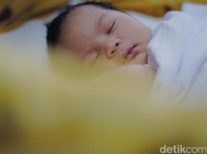 Jangan Lupa Bersihkan Mulut Bayi Meski Belum Punya Gigi Ya, Bun