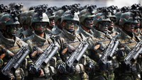 Jajaran tentara akan terlihat gagah, jalan dengan tegap sambil memegang senjata. Sebuah pemandangan menakjubkan yang siap menggetarkan hati! (Damir Sagolj/ REUTERS)