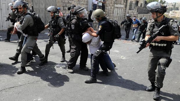 Warga Palestina ditangkap pasukan keamanan Israel dalam bentrok di Yerusalem 