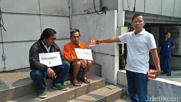 Polisi bawa dua tersangka dan pemeran pengganti dalam rekonstruksi perampokan sadis di Daan Mogot