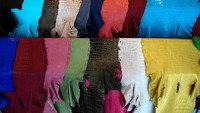 Peternakan ini juga melakukan penyemakan kulit. Nantinya kulit buaya diolah menjadi tas dan pakaian (Athit Perawongmetha/ Reuters)