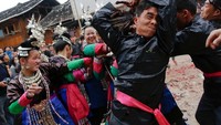 Terlihat betapa kuatnya para pemuda berjuang untuk bersaing menarik ayam (Tyrone Siu/ Reuters)