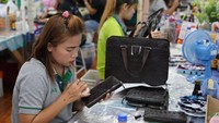 Harga tas dari kulit buaya dijual dimulai dari harga 80.000 Baht (Rp 31.406.000). Sedangkan pakaian dimulai dari harga 200.000 Baht (Rp 78.515.000) (Athit Perawongmetha/ Reuters)
