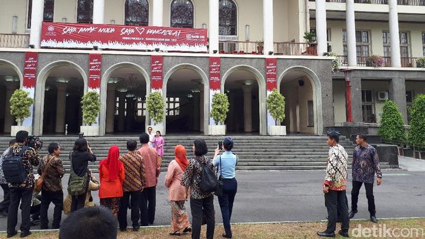 Momen Jokowi Bernostalgia di 'Tangga Keramat' Balairung UGM