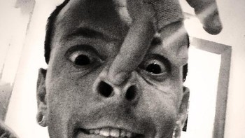 Selfie dengan muka babi. Foto: Chester Bennington